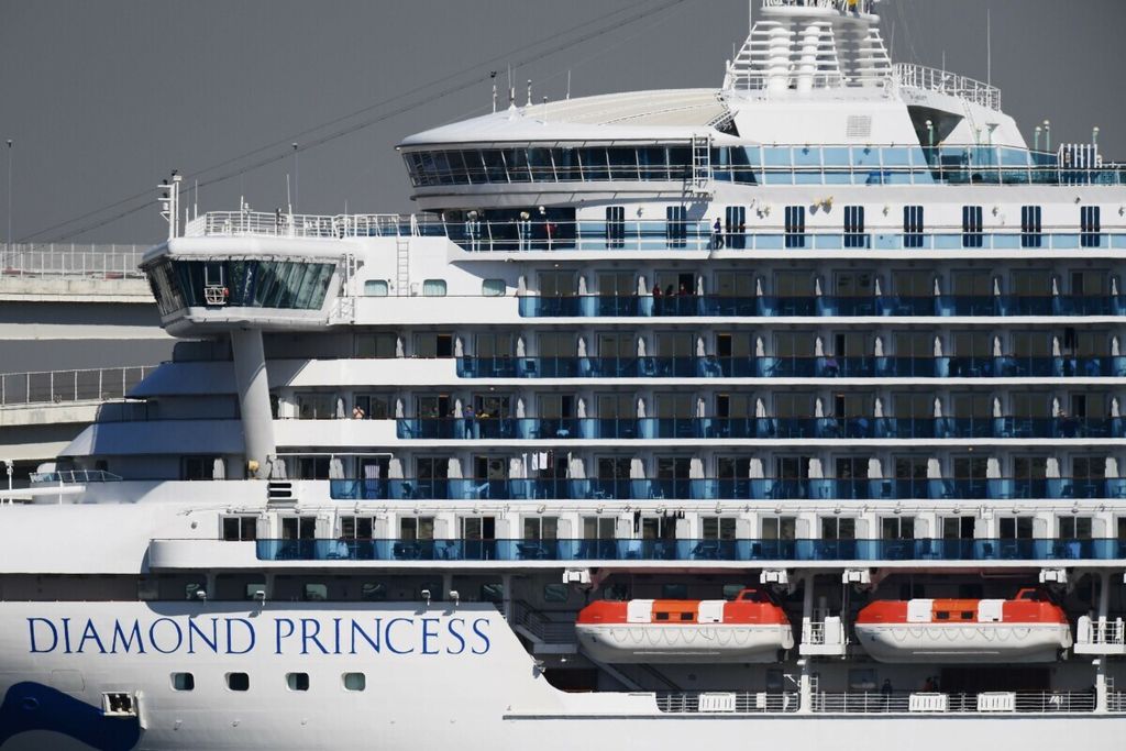 Para penumpang kapal pesiar Diamond Princess yang berlabuh di Pelabuhan Yokohama, Jepang, berdiri di balkon kabin mereka, Senin (10/2/2020). 