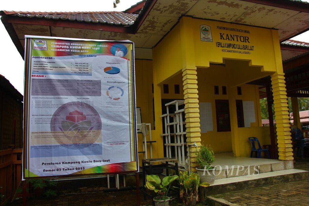 Sebuah papan pengumuman alokasi dana desa dipasang di Kantor Desa Kuala Baru Laut, Kecamatan Kuala Baru, Kabupaten Aceh Singkil, Aceh, Senin (8/5/2023). Pengumuman tersebut bagian dari keterbukaan informasi pengelolaan dana desa kepada warga.