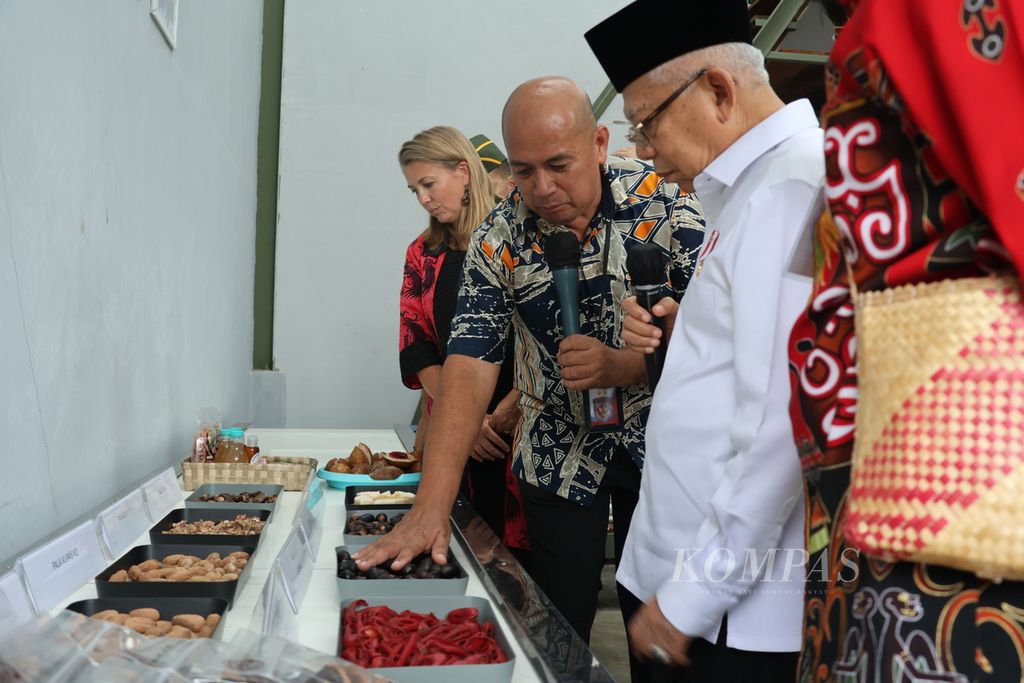 Pemilik Papua Global Spices, Hans Sahupala, menjelaskan produk-produk pala kepada Wakil Presiden Ma'ruf Amin, Kamis (13/7/2023). Tak ada yang terbuang dari komoditas ini, biji dan bunganya bisa diekspor, sedangkan buah dan kulitnya bisa diolah menjadi manisan, sirop, dan lainnya. Produk turunan lainnya adalah lemak pala (<i>nutmeg butter</i>), balsem pala, sabun pala, dan parfum.