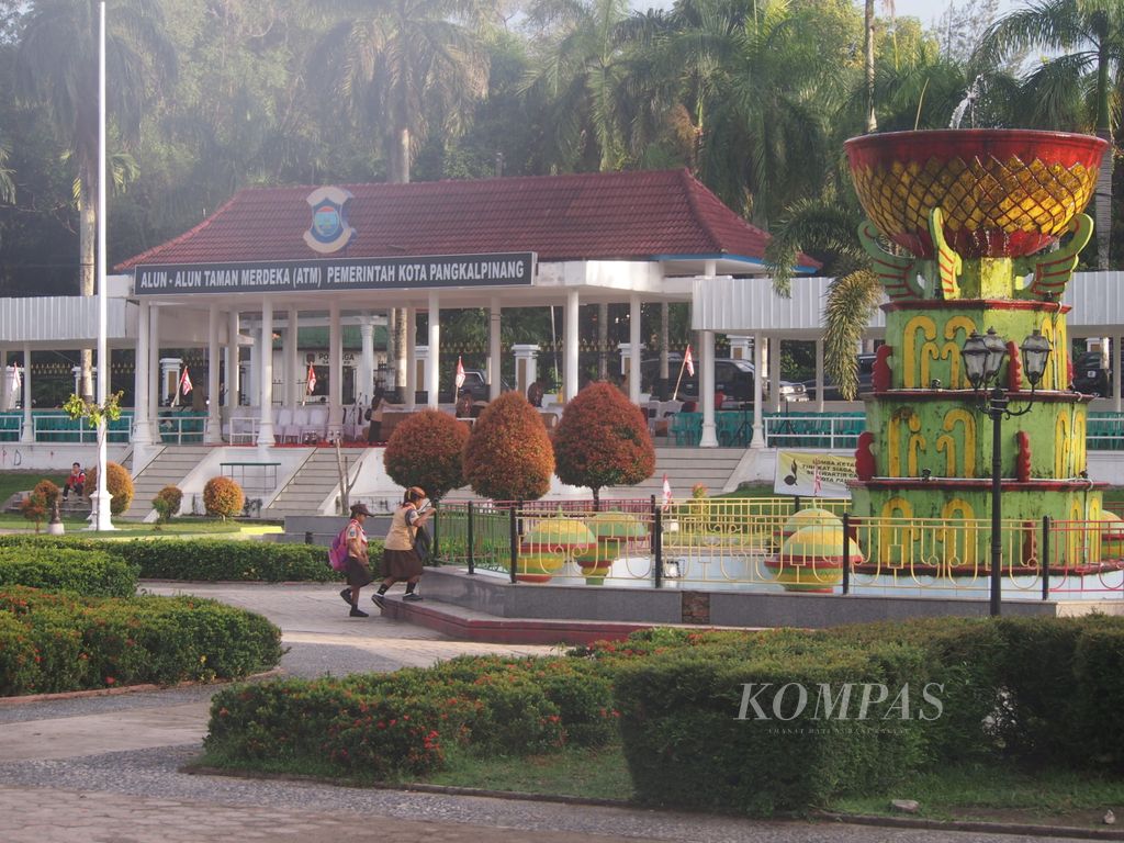 Suasana alun-alun merdeka di Kota Pangkal Pinang, Bangka Belitung, Selasa (28/4/2015) pagi. Alun-alun merupakan salah satu area publik yang bisa dinikmati warga untuk menikmati udara segar.