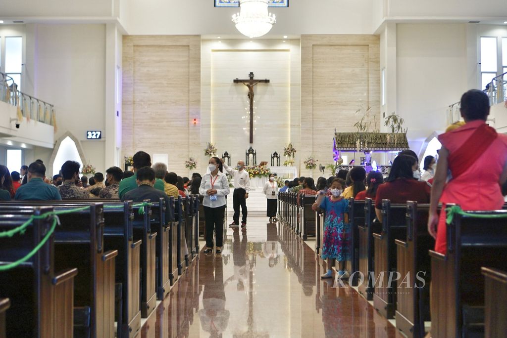 Suasana misa malam Natal di Gereja Katolik Santa Theresia Kota Balikpapan, Kalimantan Timur, Sabtu (24/12/2022).