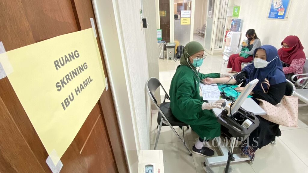 Petugas memeriksa tekanan darah ibu hamil saat mengikuti vaksinasi Covid-19 di Puskesmas Larangan Utara, Kota Tangerang, Banten, Jumat (20/8/2021).