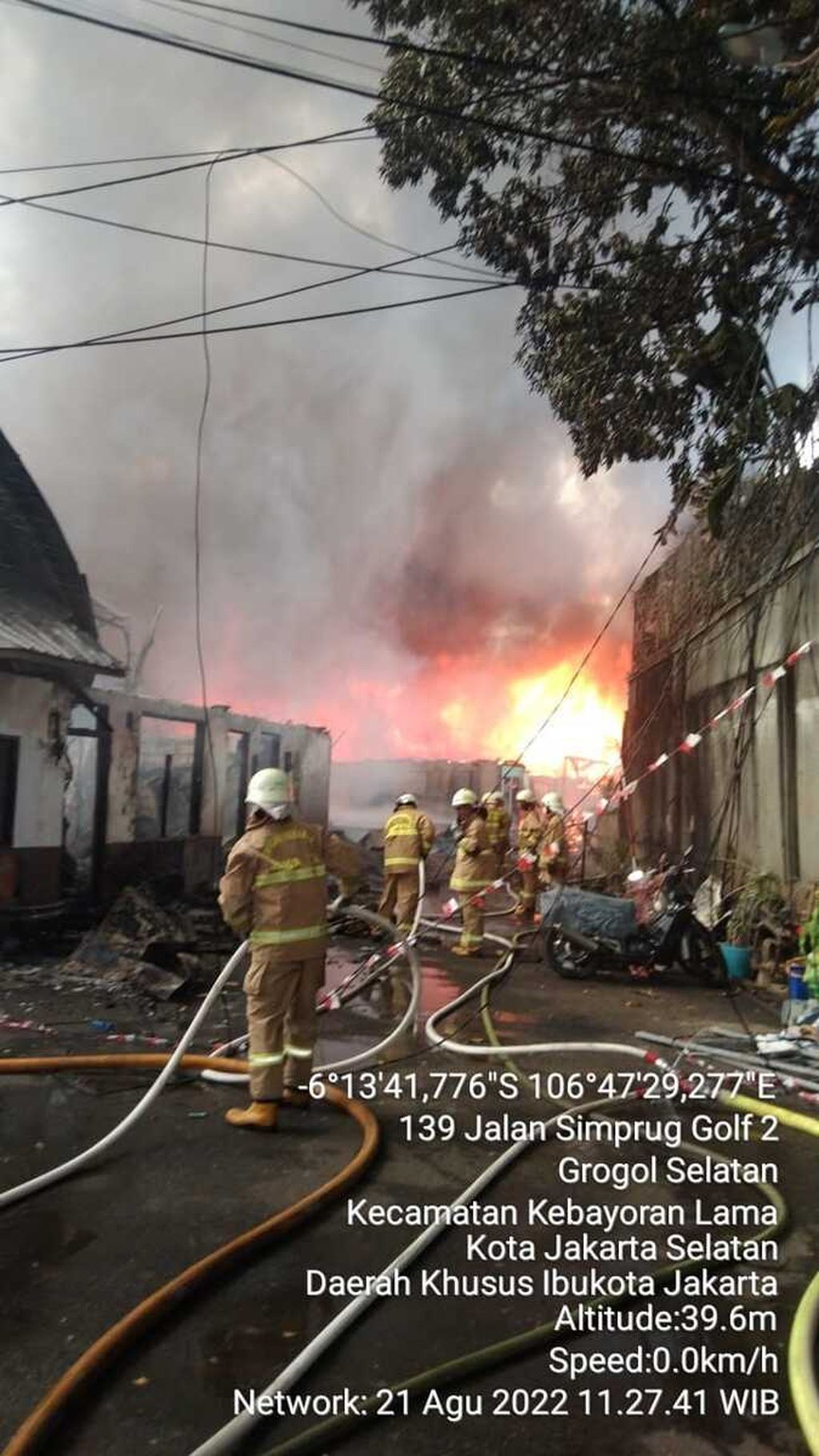 Suasana proses pemadaman kebakaran di permukiman warga di Jalan Simprug Golf II RT 004 RW 008, Kelurahan Grogol Selatan, Kecamatan Kebayoran Lama, Jakarta Selatan, terbakar, Minggu (21/8/2022) siang.
