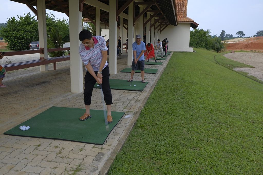 Wisman asal China bermain golf di salah satu arena Palm Springs Golf Nongsa, Batam, Kepulauan Riau, Sabtu (26/10/2019). Wisata golf di Nongsa merupakan salah satu destinasi favorit bagi para wisman.