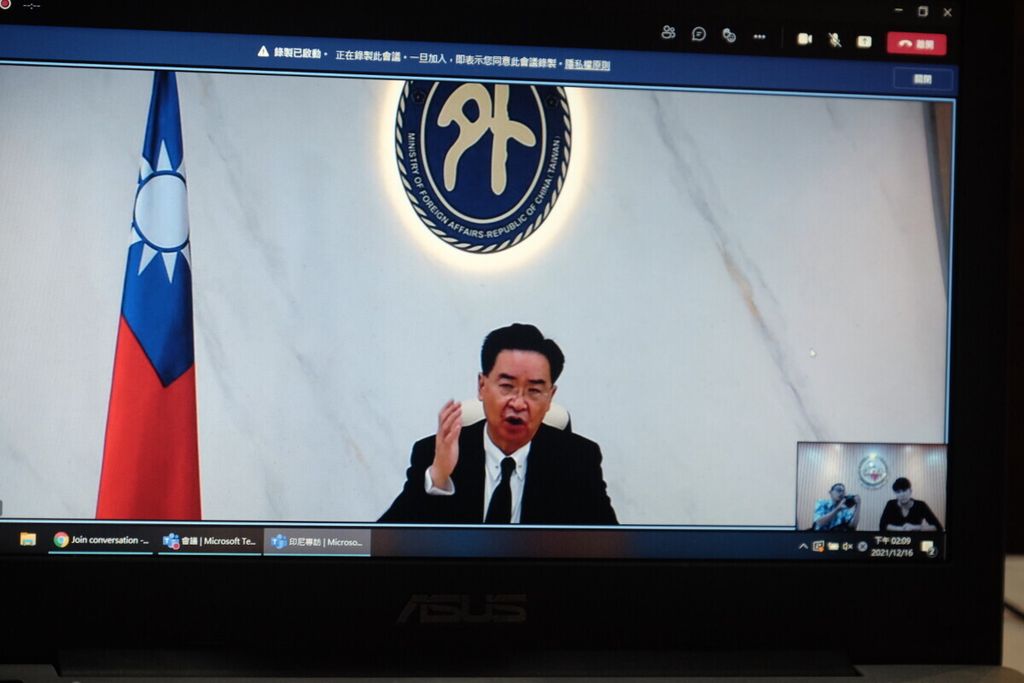 Menteri Luar Negeri Taiwan Joseph Wu saat diwawancarai wartawan <i>Kompas</i> secara daring di Jakarta, Kamis (16/12/2021).