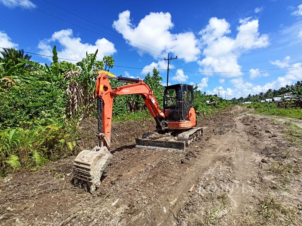 Ekskavator untuk pengerjaan proyek Jalan Trans-Mentawai di Pulau Siberut diparkir di tepi jalan di Dusun Madobag, Desa Madobag, Kecamatan Siberut Selatan, Kabupaten Kepulauan Mentawai, Minggu (31/7/2022). 