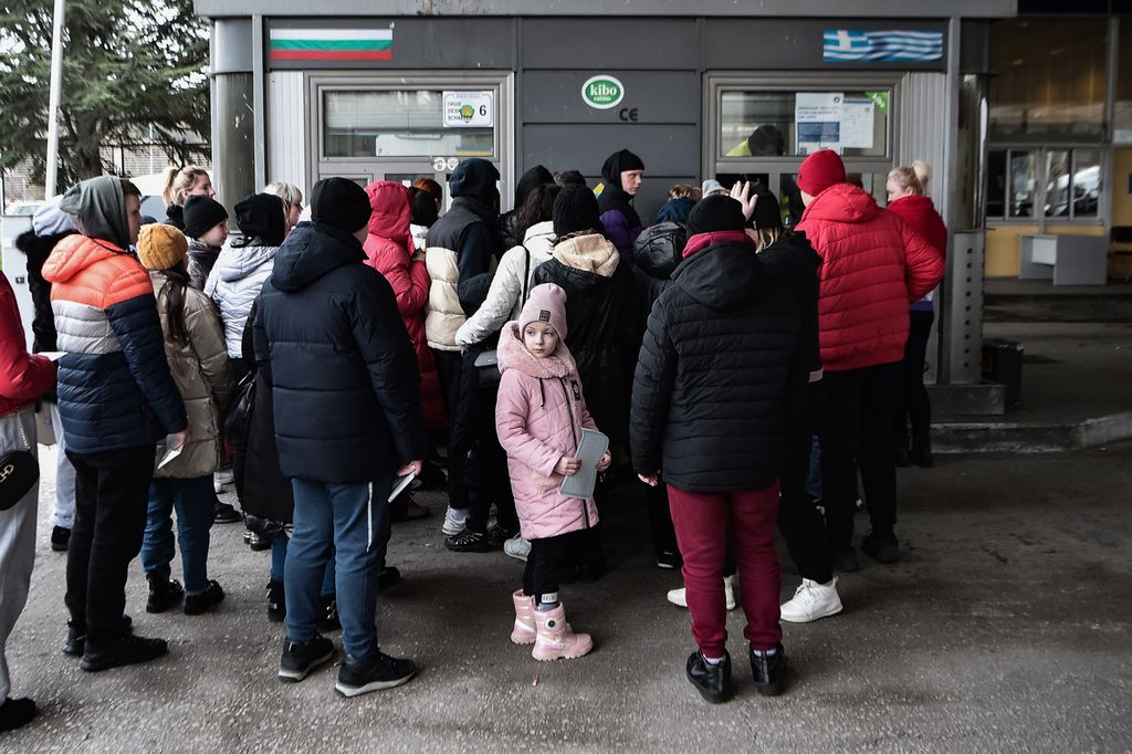  Pengungsi Ukraina mengantre setelah mereka tiba dengan bus di perbatasan Yunani-Bulgaria di perbatasan Promachonas, Yunani Utara, Senin (7/3/2022). Lebih dari 1,5 juta pengungsi meninggalkan Ukraina dalam seminggu sejak invasi Rusia pada 24 Februari 2022, dengan lebih dari setengah pergi ke Polandia.