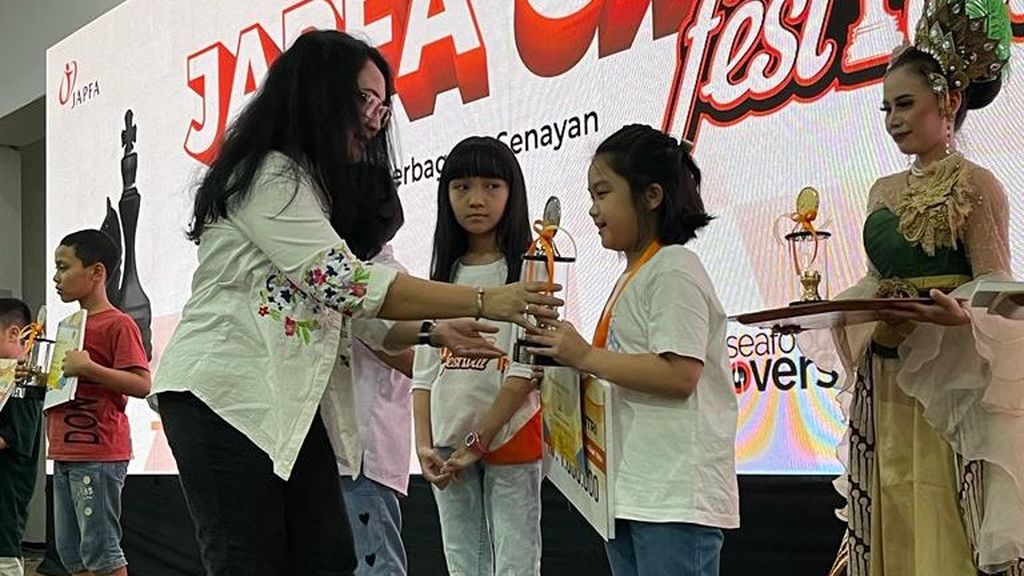 Pecatur cilik, Hillary Rooca Theng (8), tampil memukau dengan menjadi juara kedua Kelompok Umur 10 tahun pada Festival Catur Japfa ke-13, Minggu (22/10/2023), di Gedung Serbaguna Senayan, Jakarta.