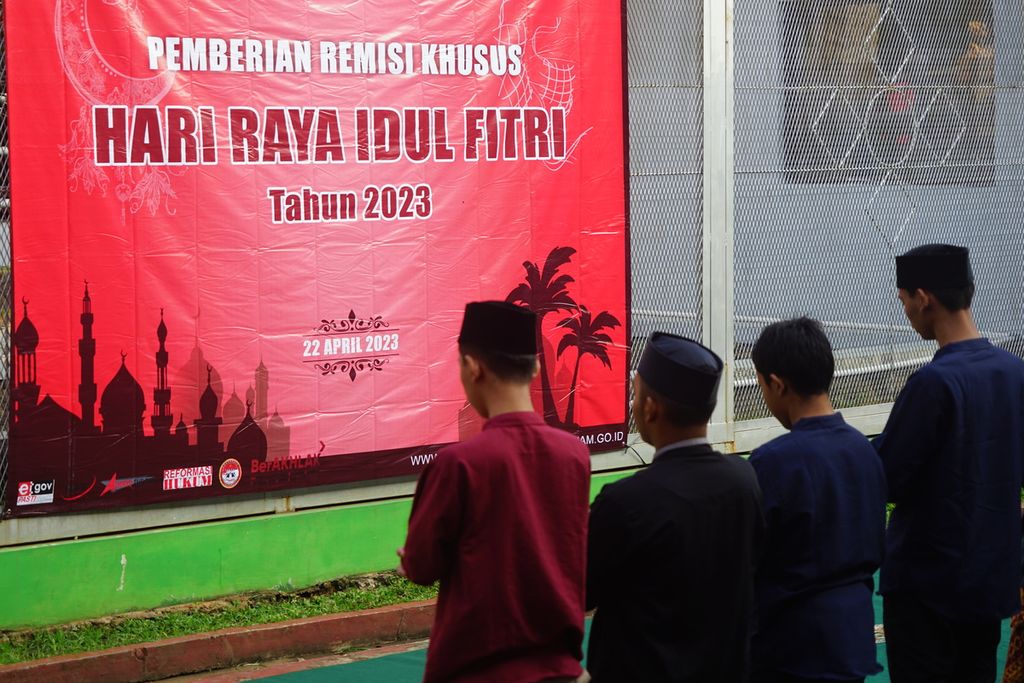 Sejumlah anak binaan Lembaga Pembinaan Khusus Anak (LPKA) Kelas II Jakarta melaksanakan shalat Idul Fitri di lapangan LPKA, Jagakarta, Jakarta Selatan, Sabtu (22/4/2023).