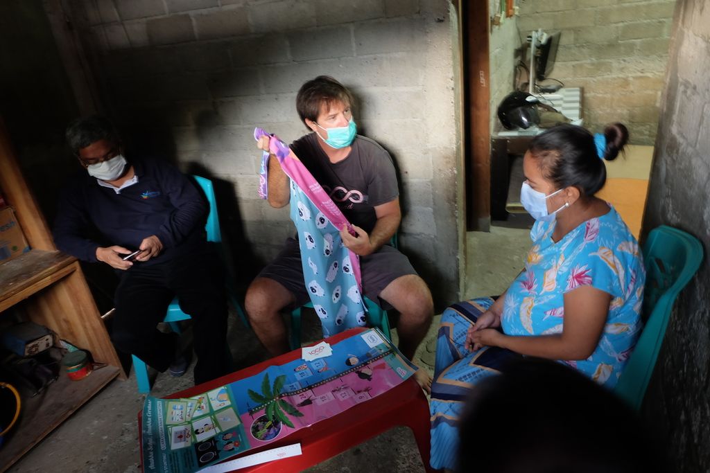 Lead Strategist of the 1000 Days Fund, Zack Petersen, provided education on preventing stunting through a smart poster to a pregnant woman in the Gorontalo Village of Komodo District, West Manggarai, East Nusa Tenggara on Sunday (22/11/2020).