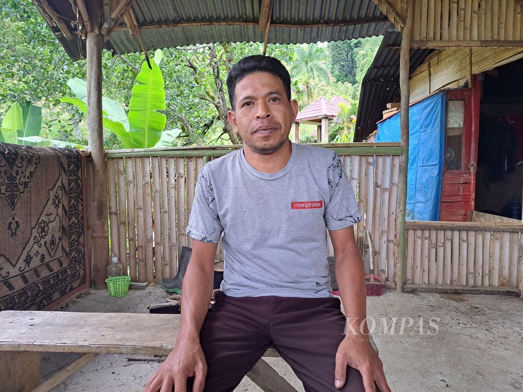 Yosnesbar (45), kawan pegiat konservasi Yaparudin, di rumahnya di kawasan Taman Bunga, Desa Talang Lindung, Kota Sungai Penuh, Jambi, Senin (8/5/2023).