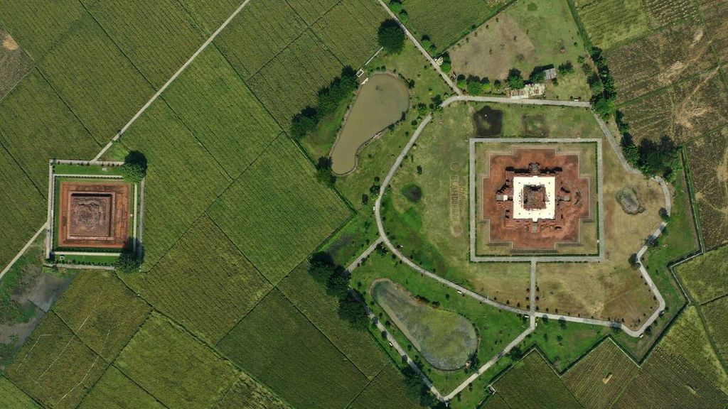 Foto udara situs Candi Jiwa (kiri) dan situs Candi Blandongan di Desa Segaran, Kecamatan Batujaya, Karawang, Jawa Barat, Kamis (14/5/2020). Kompleks percandian di Batujaya adalah bukti kemegahan sisa peradaban manusia masa lalu di wilayah pantai utara Jawa Barat, yang masih tersisa. Menapaki setiap sudutnya membawa kita berimajinasi kembali ke zaman itu. Kompleks percandian di Batujaya merupakan yang terluas di Jawa Barat dan tertua di Indonesia. Letaknya sekitar 40 kilometer sebelah barat Kota Karawang.