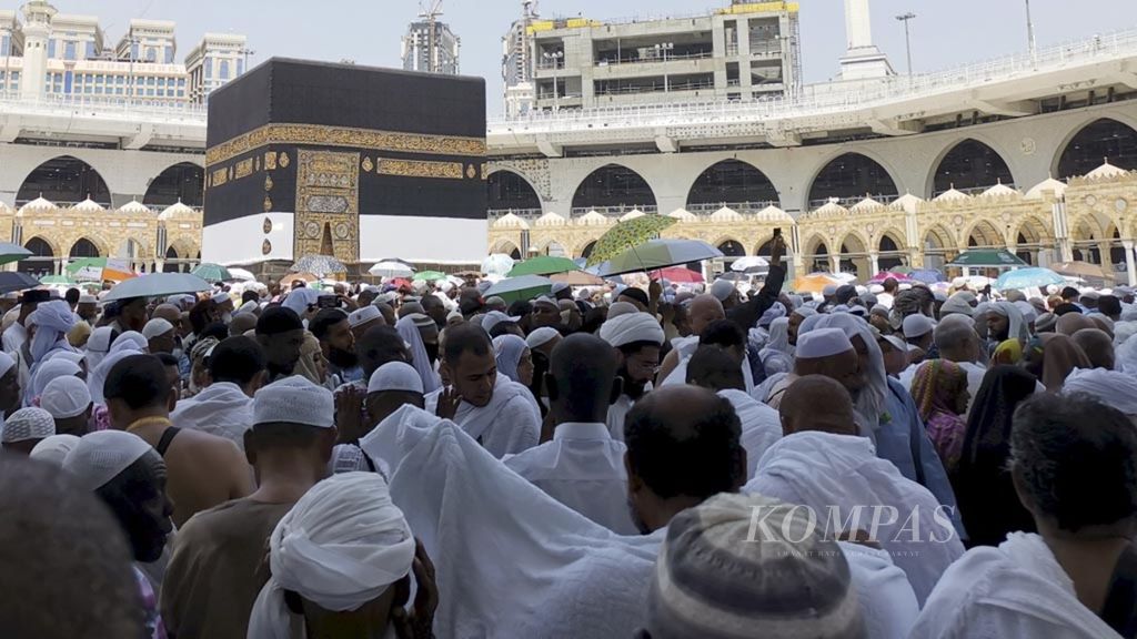 Jemaah haji memadati pelataran Kabah di Masjidil Haram, Mekkah, Arab Saudi, untuk melakukan tawaf, Sabtu (3/8/2019). 
