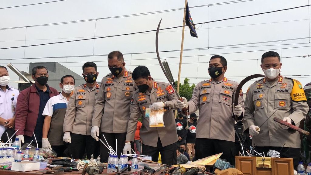 Polisi menunjukkan barang bukti usai penggerebekan terhadap pelaku penyalahgunaan narkoba di Kampung Bahari, Tanjung Priok, Jakarta Utara, pada Rabu (9/3/2022) pagi.