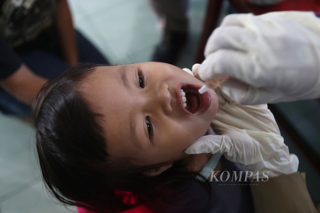 Murid TK mendapat imunisasi polio di TK Kanisius Pendowo, Kota Magelang, Jawa Tengah, Senin (19/2/2024). Pemberian vaksin polio merupakan bagian dari kegiatan Sub-Pekan Imunisasi Nasional (PIN) Polio putaran kedua. 