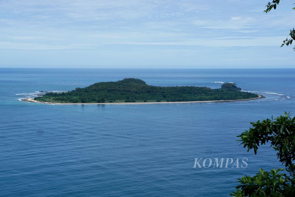 Pemandangan Pantai Lamno, Aceh Jaya, Aceh, dilihat dari Puncak Gunung Geurutee.