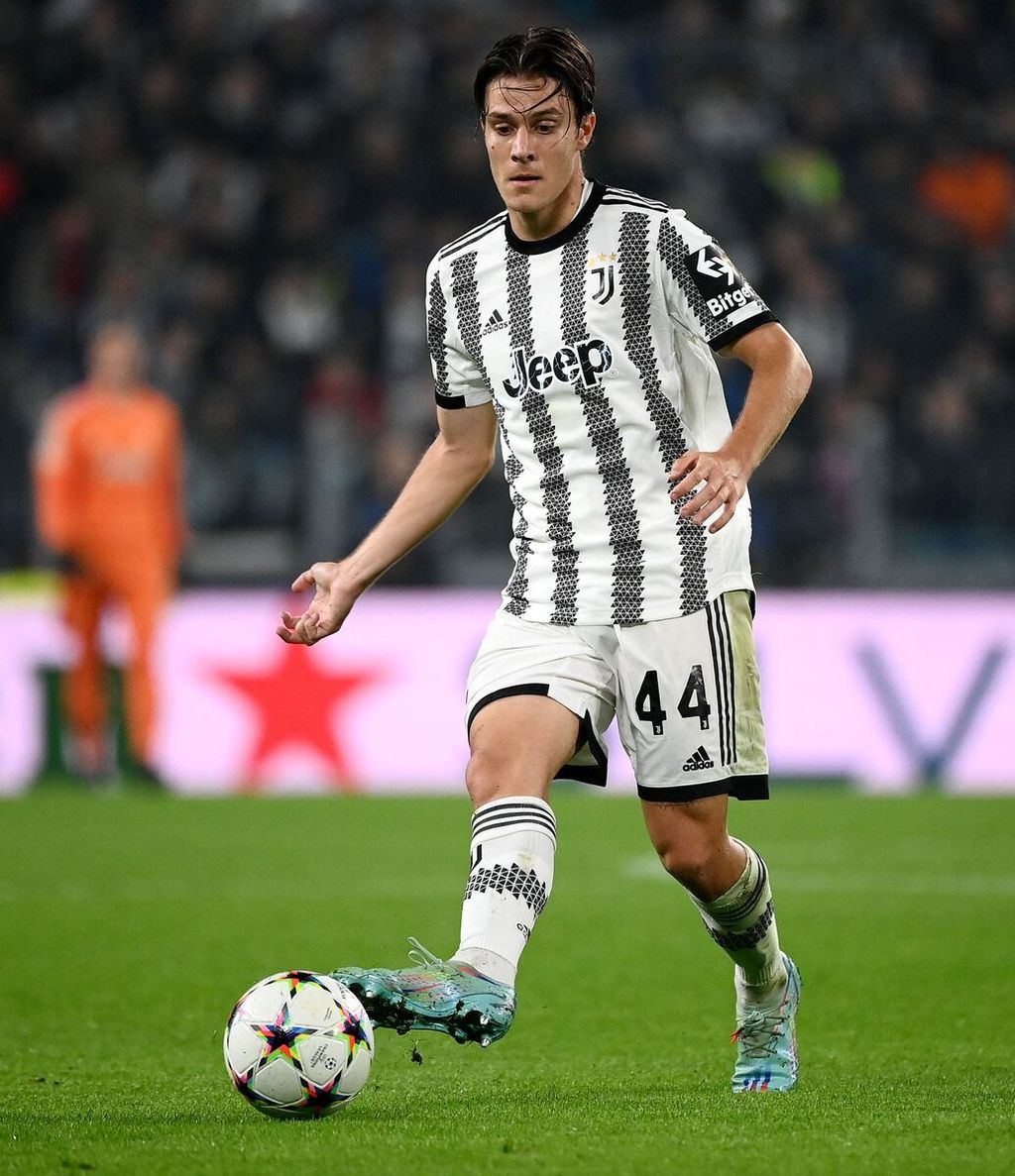 Gelandang Juventus, Nicolo Fagioli, pada laga Liga Champions melawan Paris Saint-Germain di Turin, Italia, 2 November 2022. Fagioli dihukum larangan bermain tujuh bulan karena kasus judi. 