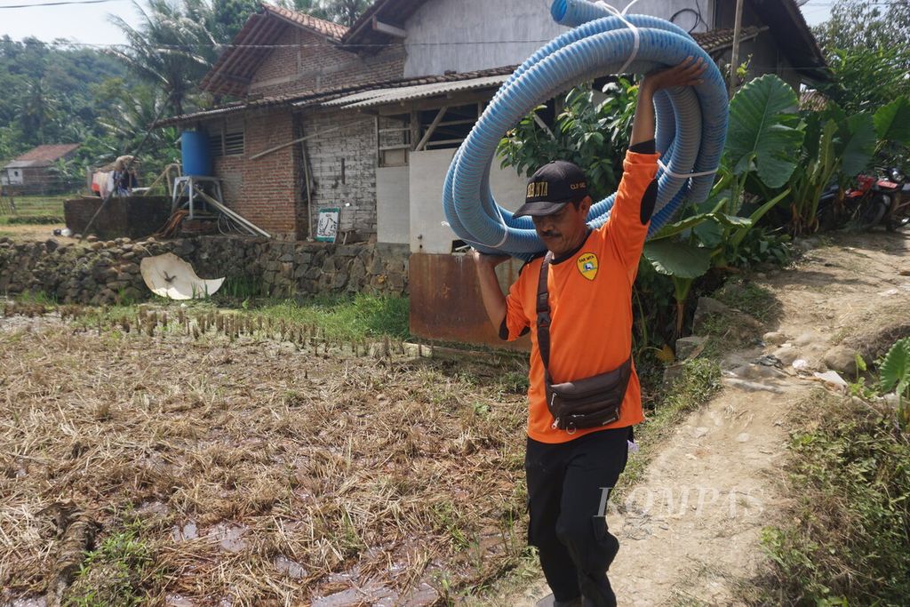 Tim SAR Gabungan menyiapkan selang besar untuk penyedotan di sumur tambang emas di Desa Pancurendang, Ajibarang, Banyumas, Jateng, Minggu (30/7/2023).