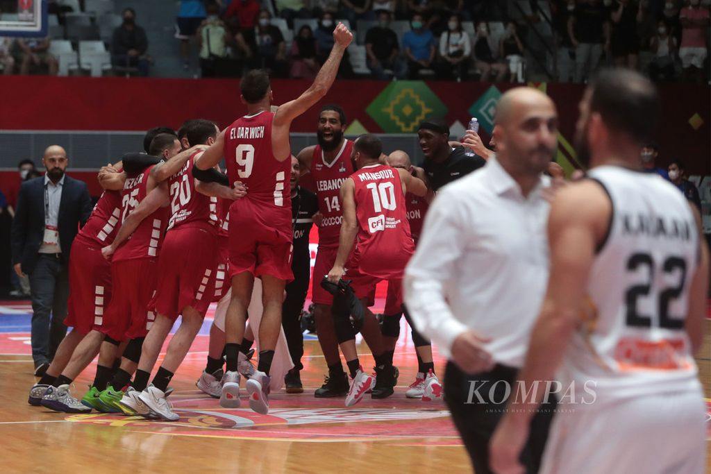 Para pemain Lebanon merayakan kemenangannya, 86-85, atas Jordania pada semifinal Piala Asia FIBA 2022 di Istora Gelora Bung Karno, Senayan, Jakarta, Sabtu (23/7/2022). Lebanon akan ditantang Australia pada semifinal. 