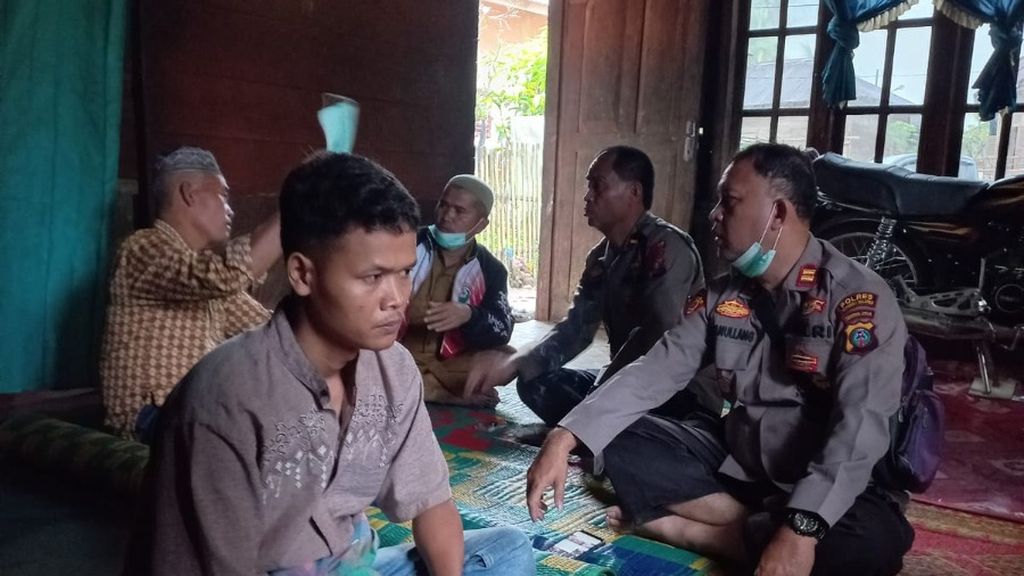 Aparat kepolisian mengunjungi rumah duka korban kecelakaan lalu lintas yang menewaskan enam pemudik di Kecamatan Aek Bilah, Kabupaten Tapanuli Selatan, Sumatera Utara, Rabu (19/4/2023). 