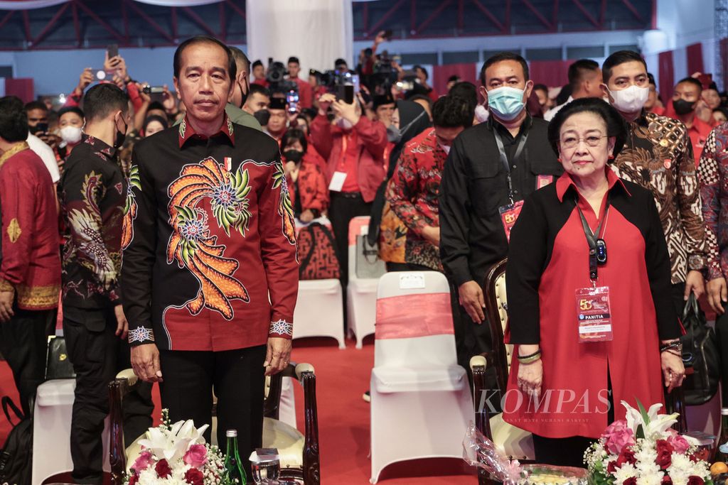 Presiden Joko Widodo bersama Ketua Umum PDI Perjuangan Megawati Soekarnoputri hadir dalam puncak acara HUT Ke-50 PDI Perjuangan di Jakarta, Selasa (10/1/2023). 