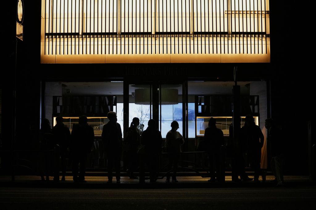 Orang-orang menunggu bus di distrik perbelanjaan Ginza di Tokyo di tengah padamnya aliran listrik, Kamis (17/3/2022) pagi , menyusul gempa yang mengguncang lepas pantai timur Jepang di Fukushima dengan kekuatan hingga 7,3. 