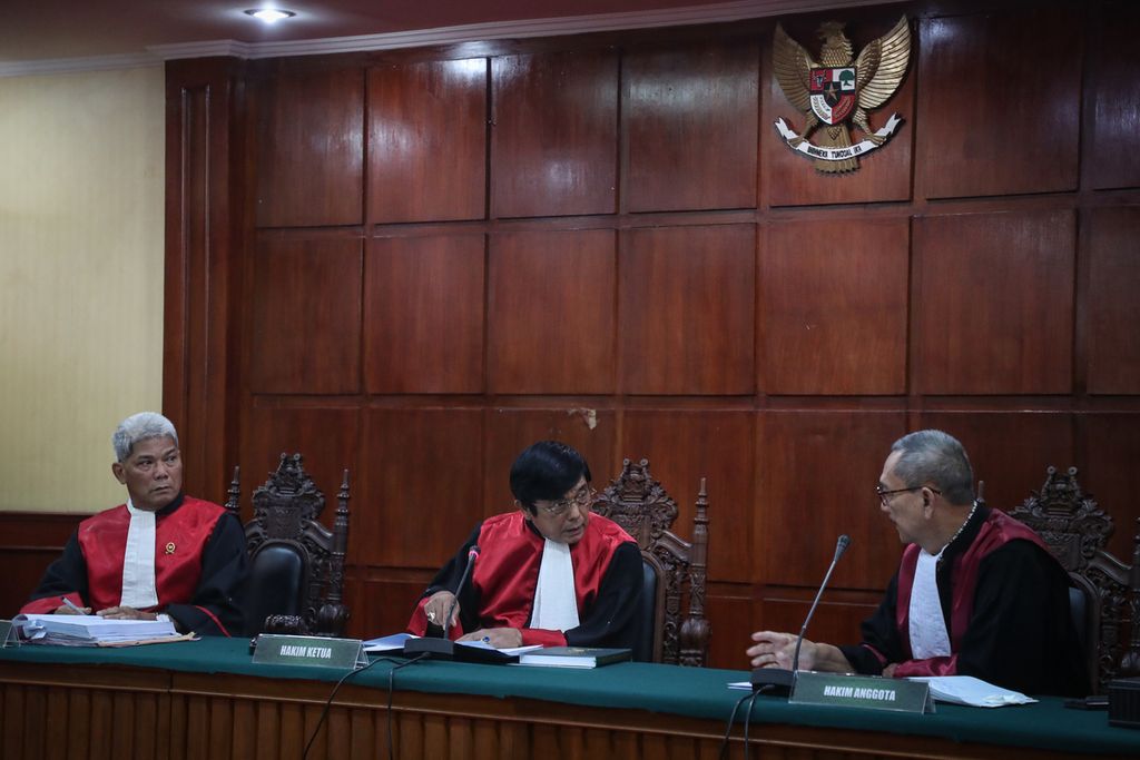 Hakim berbincang saat sidang putusan banding yang diajukan oleh Hendra Kurniawan di Pengadilan Tinggi DKI Jakarta, Rabu (10/5/2023). Pengadilan Tinggi DKI Jakarta menguatkan putusan 3 tahun penjara untuk Hendra Kurniawan dan 2 tahun penjara untuk Agus Nurpatria yang dijatuhkan Pengadilan Negeri Jakarta Selatan. Sebelumnya, kedua terdakwa mengajukan banding atas putusan hakim dalam perkara perintangan penyidikan kasus pembunuhan berencana terhadap Nofriansyah Yosua Hutabarat atau Brigadir J. 