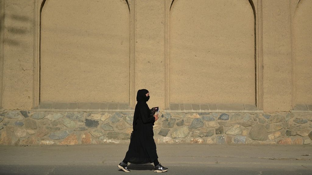 Seorang perempuan berjalan di kota Kabul, Senin (13/9/2021). Sejak Afghanistan dikuasai Taliban, banyak pihak yang meragukan Taliban akan menepati janji untuk memenuhi hak-hak sipil perempuan. 