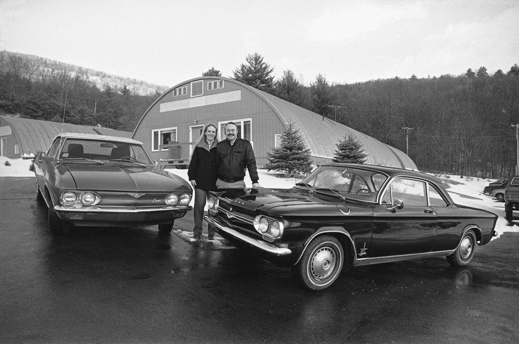 Pasangan Cal dan Joan Clark berdiri di antara dua unit Chevrolet Corvair di Shelburne, Massachussets, Amerika Serikat, 31 Januari 1985. Mobil itu diproduksi pada 1960-1969.