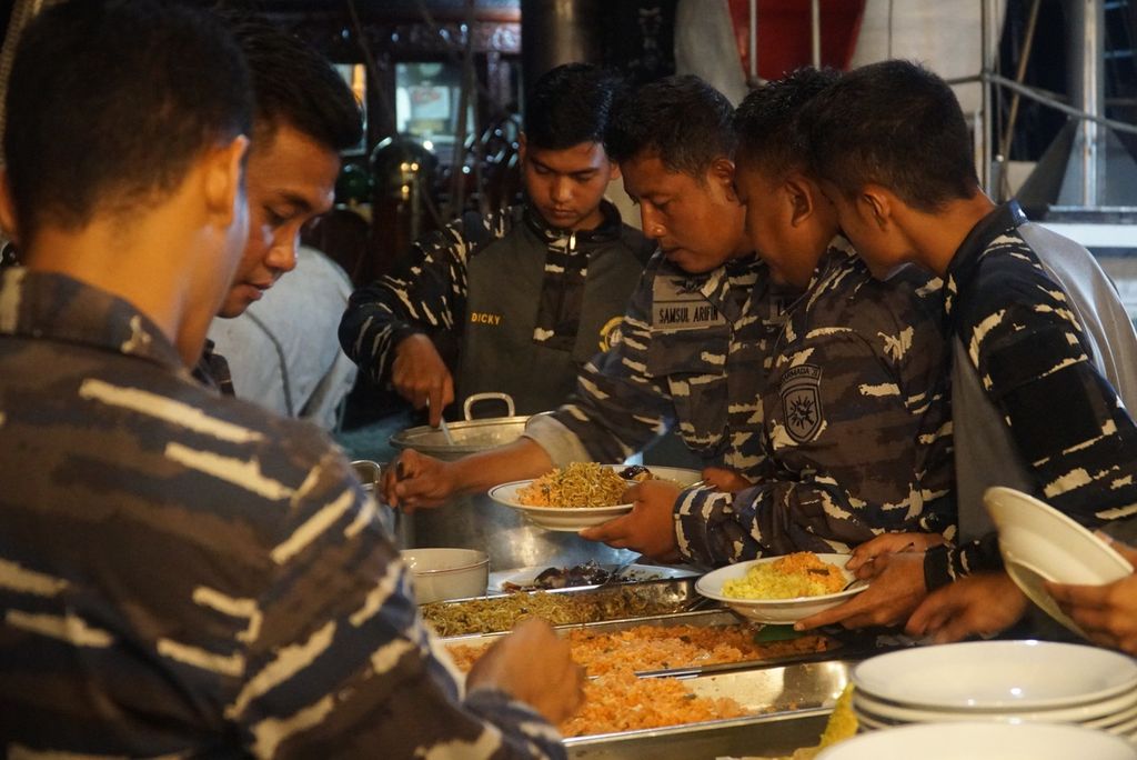 Prajurit TNI angkatan laut (AL) mengambil makanan dalam <i>cocktail party</i> sederhana di geladak KRI Dewaruci dalam pelayaran rombongan Muhibah Budaya Jalur Rempah dari Surabaya, Jawa Timur, ke Kepulauan Selayar, Sulawesi Selatan, Senin (27/11/2023) malam.