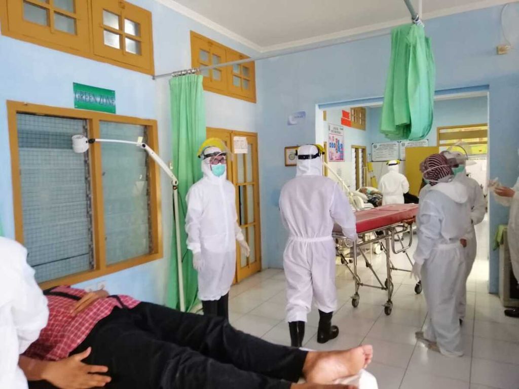 Petugas kesehatan mengenakan alat pelindung diri yang dibuat dokter Tri Maharani di sebuah rumah sakit di Kediri, Jawa Timur. 