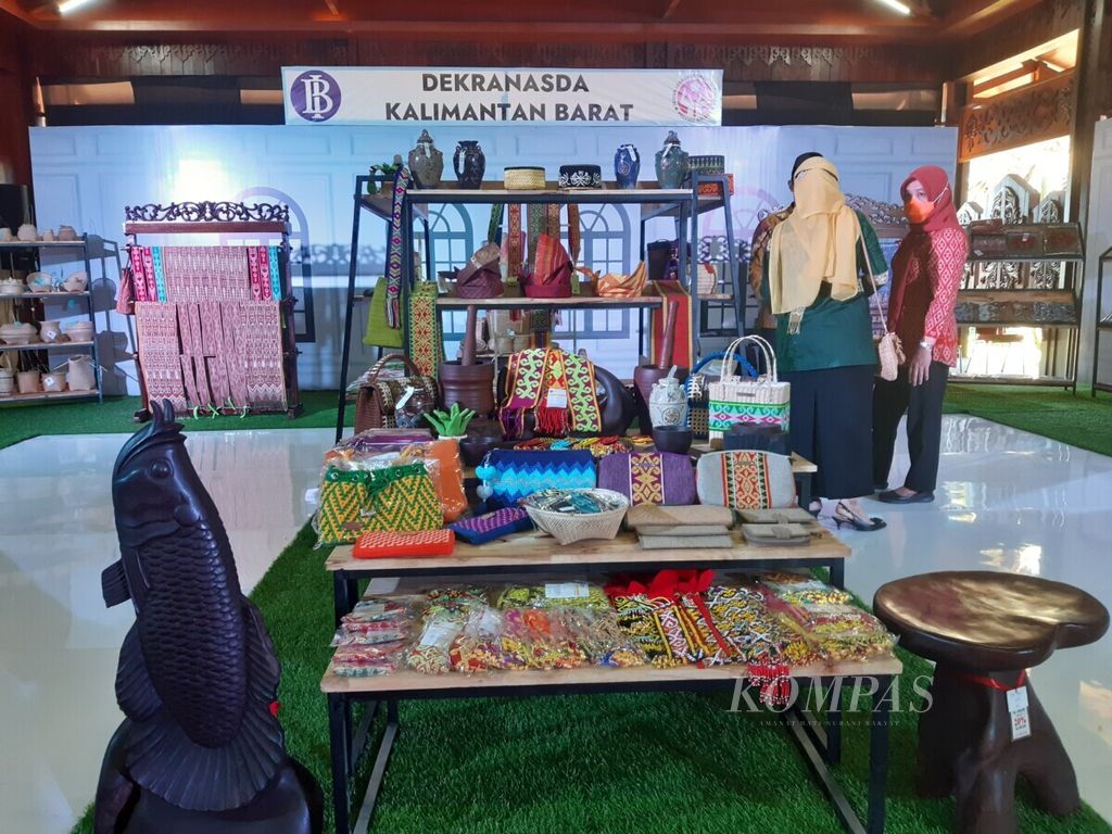 Produk UMKM di stan pameran dalam acara Saprahan Khatulistiwa di Pendopo Gubernur Kalimantan Barat, Senin (7/6/2021). 