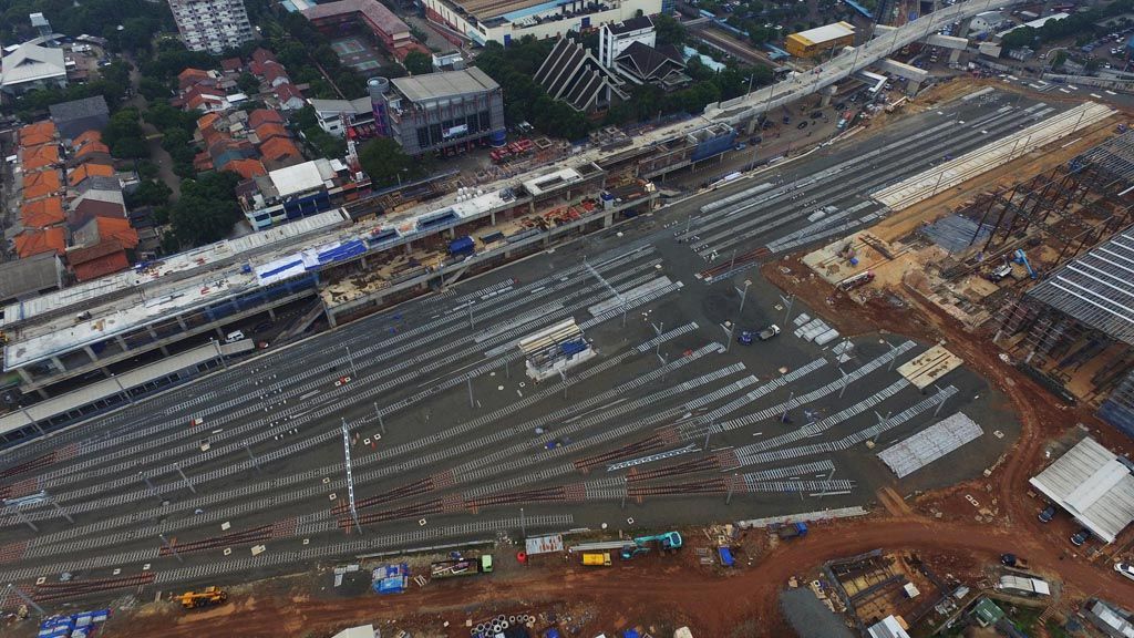 Pembangunan depo mass rapid transit di Lebak Bulus, Jakarta Selatan, Selasa (31/10). Sampai dengan 31 Oktober 2017, konstruksi secara keseluruahn proyek MRT telah mencapai 83,07 persen. Seluruh konstruksi jalur utama dari Lebak Bulus hingga Bundaran HI juga telah terpasang.