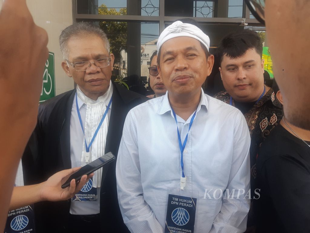 Dedi Mulyadi (pakaian putih), bakal calon gubernur Jawa Barat, menghadiri sidang peninjauan kembali tujuh terpidana kasus Vina Cirebon di Pengadilan Negeri Cirebon, Jabar, Rabu (4/9/2024).