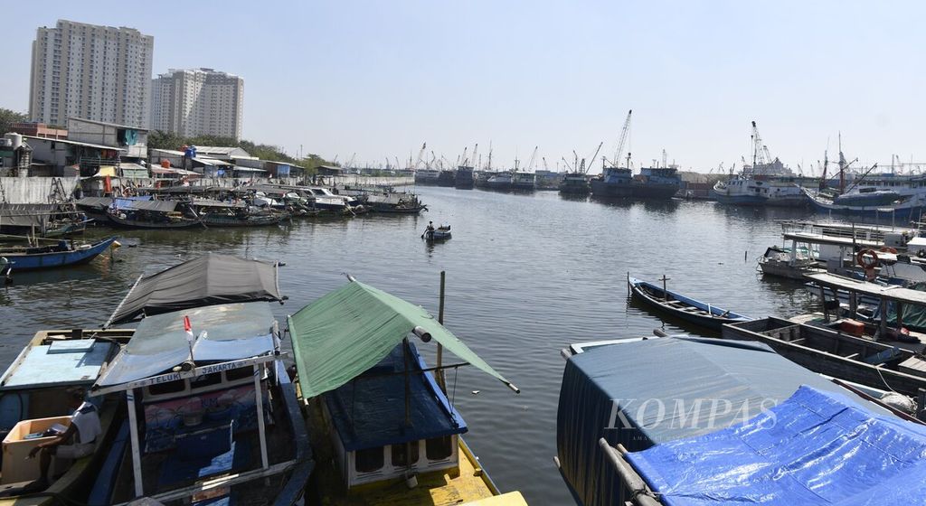 Perahu nelayan ditambatkan di tanggul laut yang bersebelahan dengan Kampung Akuarium, Penjaringan, Jakarta Utara, Selasa (25/8/2020). 