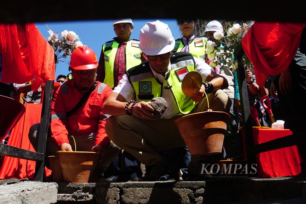 Menteri Pariwisata dan Ekonomi Kreatif Sandiaga Uno meletakan batu pertama pembangunan gedung rektorat Politeknik Pariwisata Manado di Desa Kalasey Dua, Minahasa, Sulawesi Utara, Selasa (8/8/2023). Politeknik tersebut akan menampung sekitar 600 mahasiswa di tahap pertama.