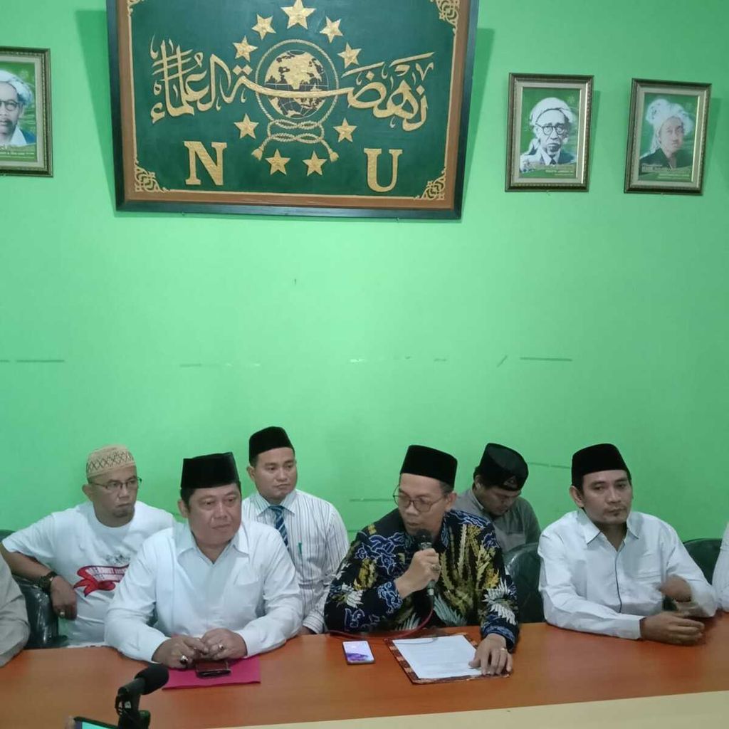 Ketua Pengurus Wilayah Nahdlatul Ulama Provinsi Jawa Barat KH Juhadi Muhamad (tengah) menyampaikan keterangan terkait penganiayaan terhadap KH Farid Ashr Waddahr dan keluarganya, Jumat (11/3/2022), di Kabupaten Indramayu, Jawa Barat. Pihaknya mendorong aparat hukum menangani kasus itu sampai tuntas. 