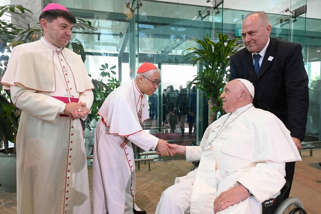 Dalam foto yang dirilis pada Jumat (13/9/2024) oleh Media Vatikan, Paus Fransiskus bersalaman dengan pemimpin Gereja Katolik Singapura dalam perpisahan di Bandara Changi. 