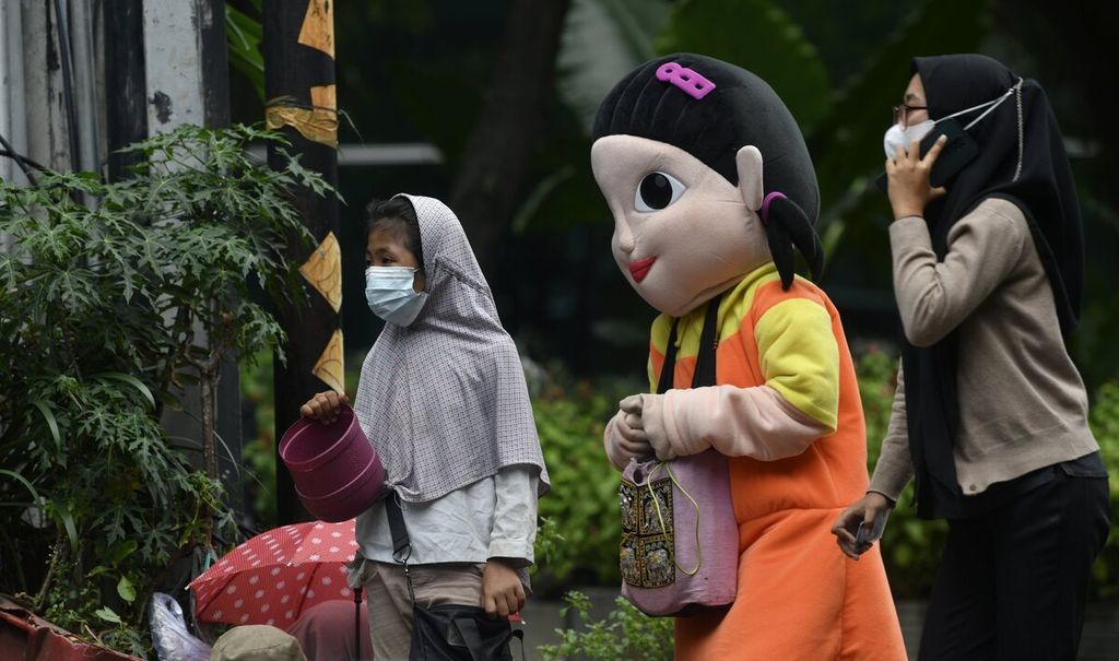 Anak-anak ikut mengamen dengan memakai kostum karakter kartun di kawasan Setiabudi, Jakarta Selatan, Selasa (15/2/2022). Pandemi Covid-19 berdampak besar pada sektor pendidikan, seperti kesenjangan pembelajaran. 