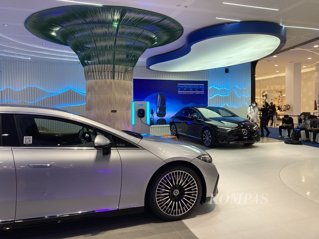 Peluncuran mobil listrik premium Mercedes-Benz EQS (kiri) dan EQE di Mercedes-EQ Space di Senayan City, Jakarta Pusat, Kamis (8/12/2022).