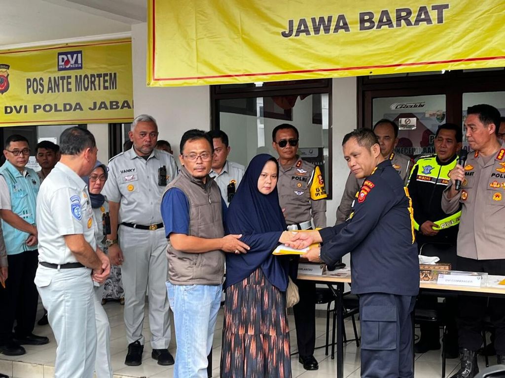 Pihak DVI Polda Jawa Barat menyerahkan jenazah secara simbolis kepada keluarga Najwa Ghefira, di Karawang, Jawa Barat (9/4/2024).