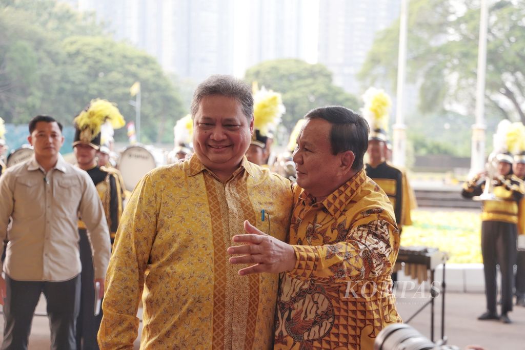 Bakal calon presiden dari Koalisi Indonesia Maju Prabowo Subianto (kanan) disambut Ketua Umum Partai Golkar Airlangga Hartarto saat tiba di kantor DPP Partai Golkar, Jakarta, Kamis (31/8/2023). 