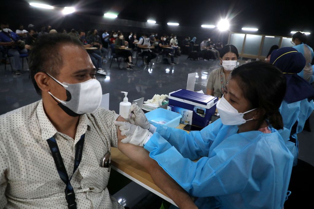 Tenaga medis menyuntikkan vaksin covid-19 dosis ketiga (booster) kepada pekerja di Menara Kompas, Jakarta, Selasa (25/1/2022). Vaksin booster produksi Pfizer ini diberikan kepada mereka yang pada vaksin 1 dan 2 telah mendapat vaksin Sinovac. Vaksin booster dinilai ampuh dalam menangkal Covid-19 varian omicron. 