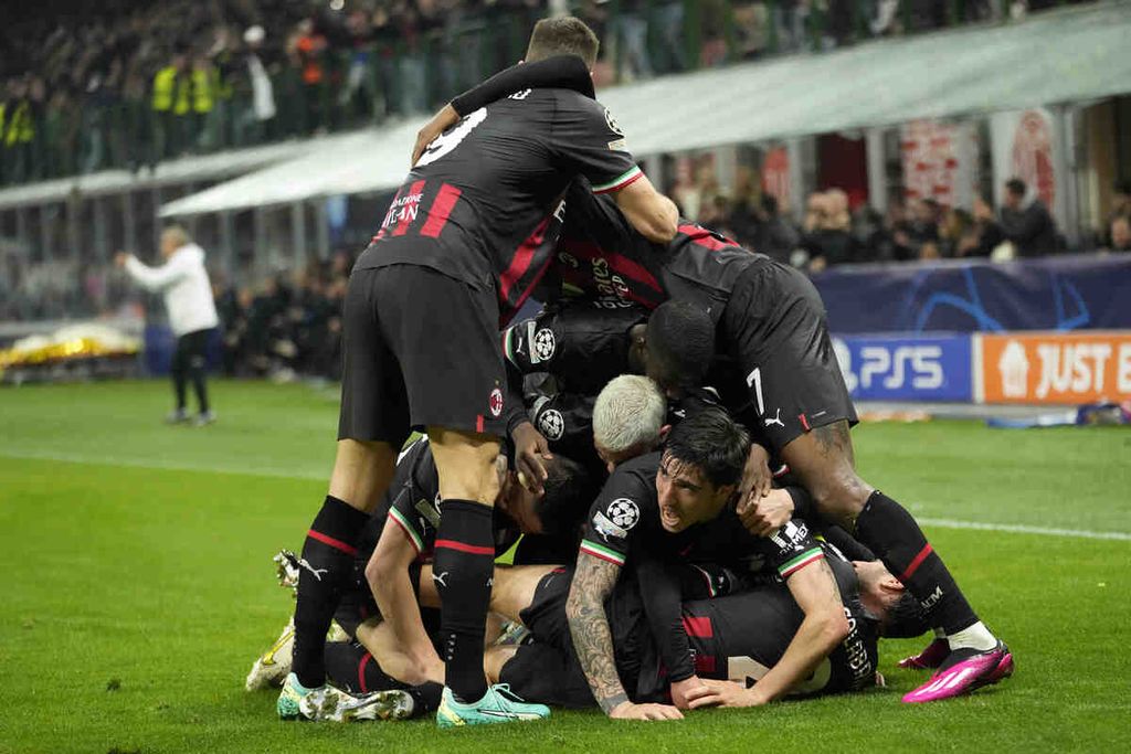 Para pemain AC Milan merayakan gol yang dicetak gelandang Ismael Bennacer ke gawang Napoli pada laga pertama perempat final Liga Champions Eropa di Stadion San Siro, Milan, Kamis (13/4/2023) dini hari WIB.