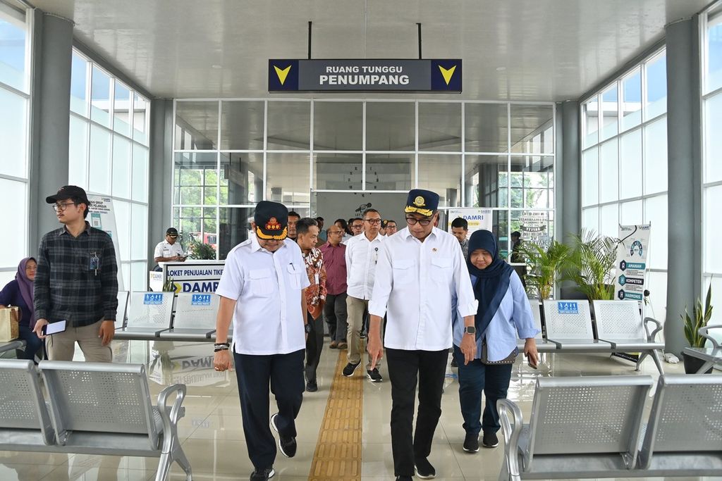 Menteri Perhubungan Budi Karya Sumadi saat meninjau Terminal tipe A Pakupatan, Kota Serang, Provinsi Banten, Sabtu (6/1/2024).