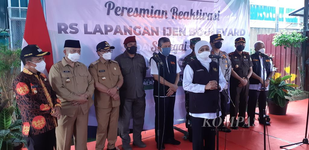 Pemerintah melakukan reaktivasi Rumah Sakit Lapangan Ijen Boulevard di Jalan Ijen Kota Malang, Jawa Timur, Selasa (8/2/2022). 
