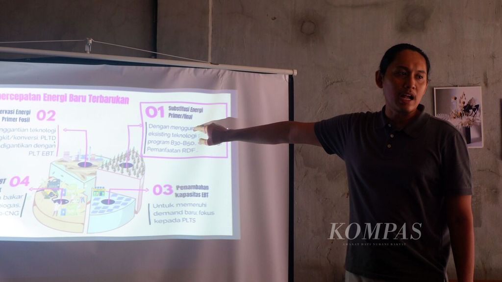 Manajer Kampanye dan Intervensi Kebijakan Forest Watch Indonesia (FWI) Anggi Putra Prayoga memaparkan kondisi transisi energi di Indonesia saat berbincang dengan awak media di Banjarmasin, Kalimantan Selatan, Jumat (23/2/2024) sore.