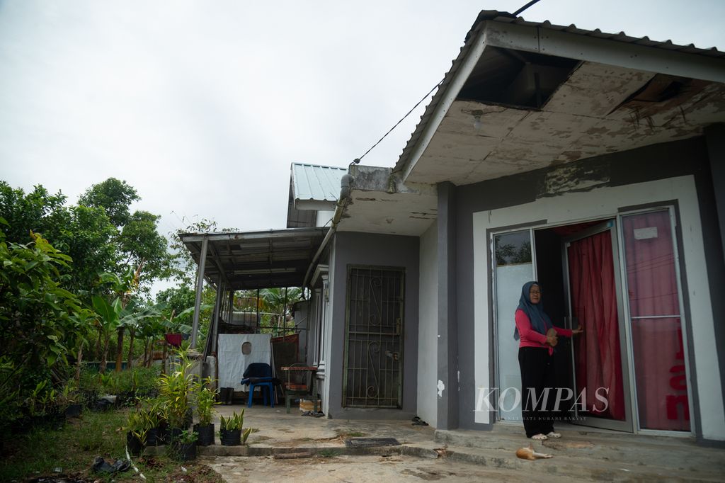 Rusmawati (51) menunjukkan rumahnya yang akan digusur karena lahan itu akan digunakan menjadi tempat relokasi warga terdampak pembangunan Proyek Strategis Nasional Rempang Eco City di Kampung Tanjung Banun, Pulau Rempang, Batam, Selasa (5/3/2024).