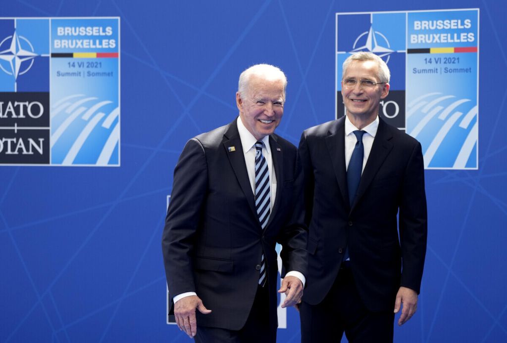 Presiden Amerika.Serikat Joe Biden (kiri) disambut Sekretaris Jenderal Pakta Pertahanan Atlantik Utara (NATO) Jens Stoltenberg di markas NATO di Brussles, Belgia, 14 Juni 2021.   