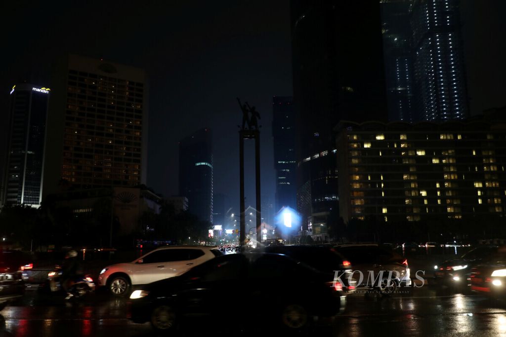 Lampu yang menerangi Monumen Selamat Datang dan sejumlah gedung di kawasan Bundaran Hotel Indonesia, Jakarta Pusat, dipadamkan saat peringatan Earth Hour 2021, Sabtu (27/3/2021). Kampanye untuk menyuarakan isu lingkungan dan keberlanjutan Bumi ini dilakukan dengan memadamkan lampu secara serentak.
